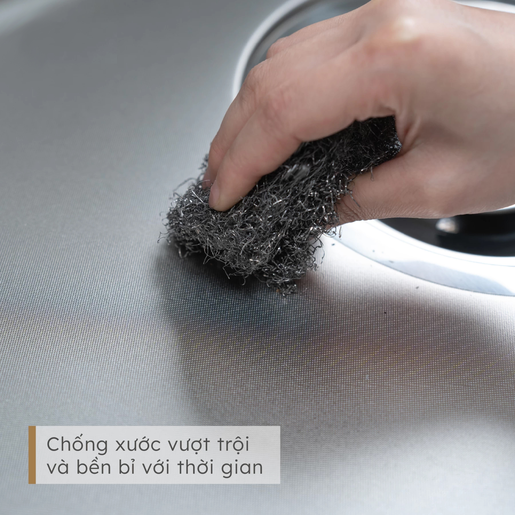 Chậu rửa bát Gento GT04-7546 New sử dụng bề mặt LINEN cấu trúc dập nổi có khả năng phân tán áp lực và chấn động, bảo vệ chậu bếp khỏi những vết xước không mong muốn