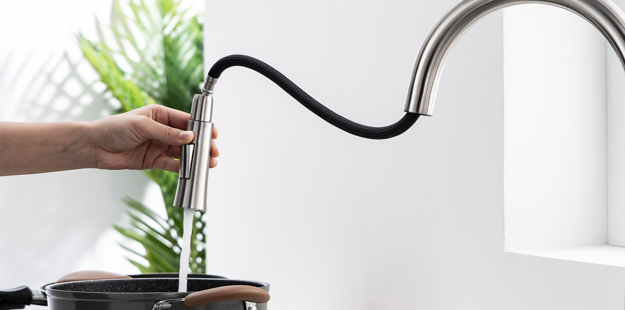 Lõi kéo dây rút vòi rửa Kluger KLF0019C là một phụ kiện hữu ích để tăng cường sự linh hoạt và tiện ích khi sử dụng vòi rửa bát
