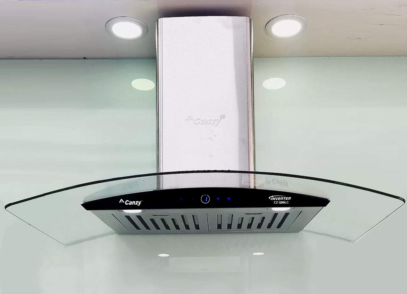 Máy hút mùi Canzy CZ-Q90LC trang bị bảng điều khiển cảm ứng giúp bạn dễ dàng điều khiển máy hút mùi bằng các thao tác chạm nhẹ.