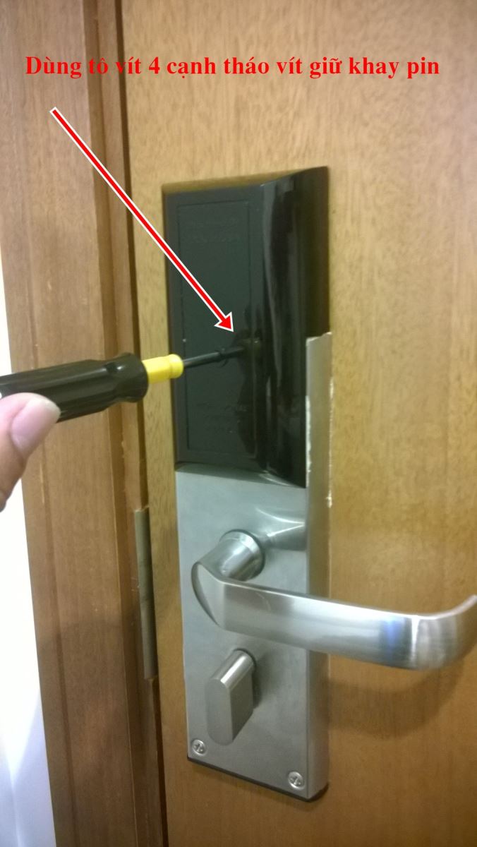 Chuẩn bị gì trước khi thay pin khóa cửa thông minh