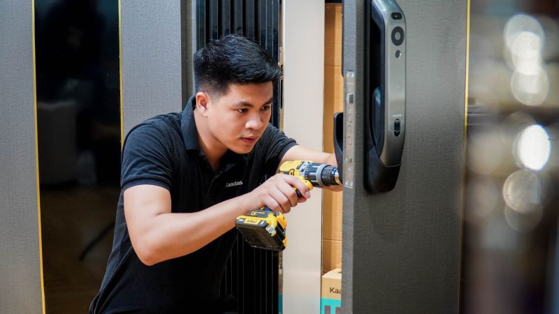 Kiểm tra và bảo trì khóa cửa điện tử