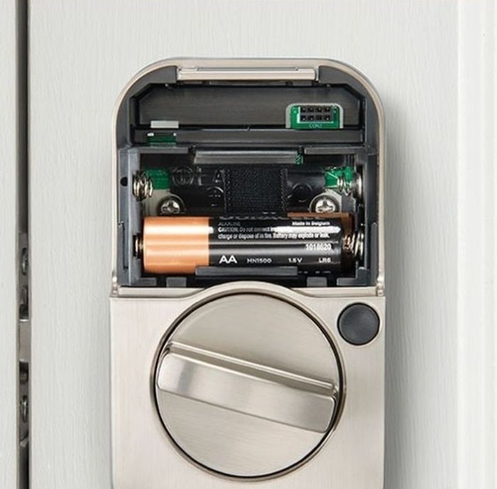 Các lưu ý quan trọng bạn cần biết khi dùng pin khóa cửa vân tay