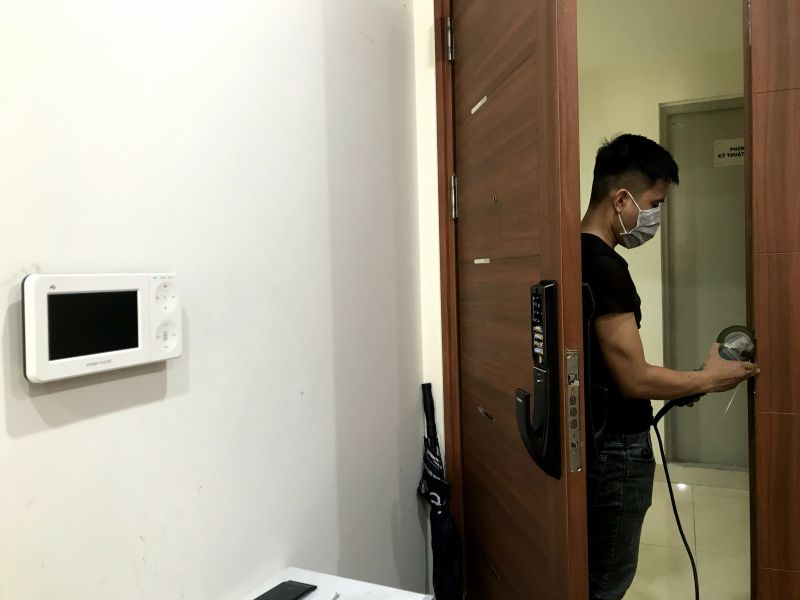 Lắp đặt các bộ phận của khóa cửa điện tử