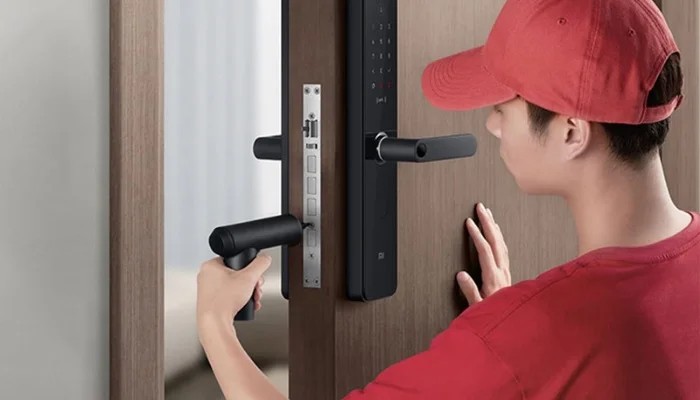 Lắp đặt trục vít của khóa cửa điện tử