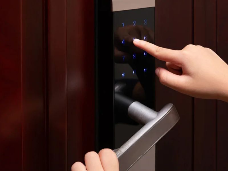 Mở khóa cửa điện tử bằng mã số