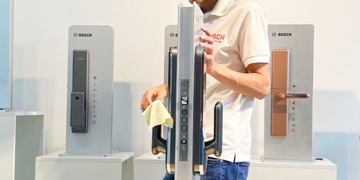 Vệ sinh khóa cửa điện tử