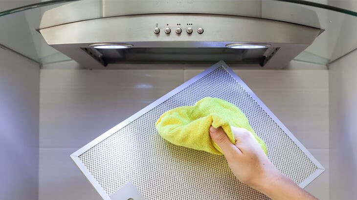 Bạn có thể tự vệ sinh lưới lọc máy hút mùi ngay tại nhà khoảng 2 tháng/ lần
