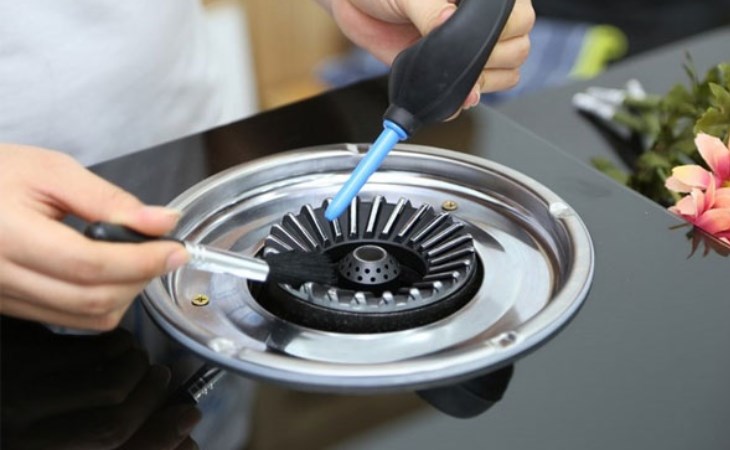 Vệ sinh đầu đốt để khắc phục tình trạng bếp ga không đánh lửa
