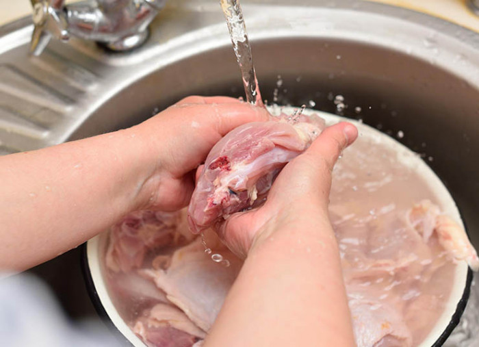 Làm sạch ức gà Làm sạch ức gà