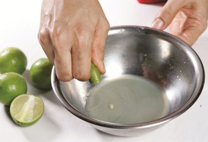 Chuẩn bị 1 chén giấm trắng và khoảng 2 - 3 trái chanh tươi và sau đó tiến hành vệ sinh bếp như bình thường