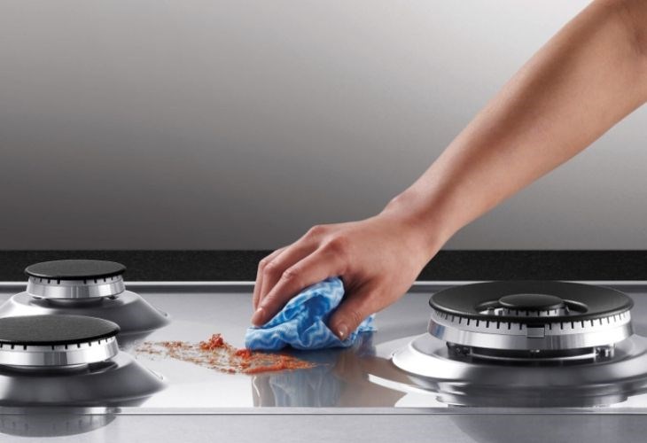 Khi bếp không còn nóng, bạn nên lau bếp ga ngay để giữ vệ sinh nhé!