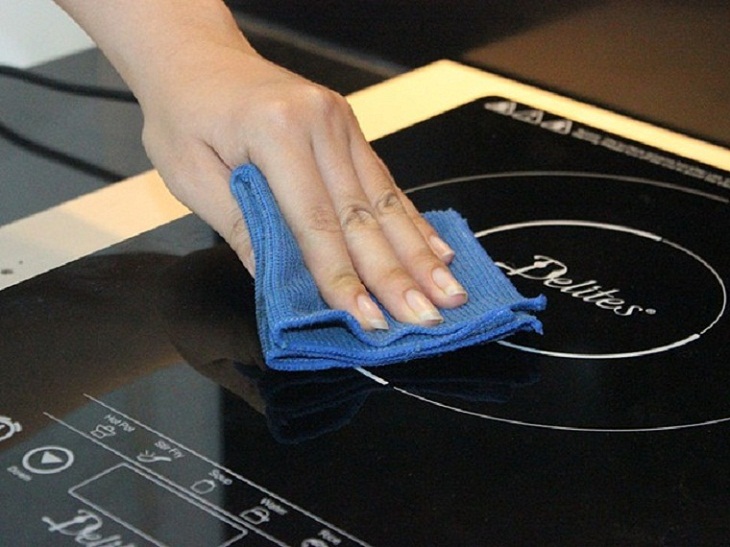 Dùng khăn mềm lau khi bề mặt bếp bị ướt