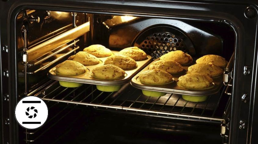 Bạn nên bật chế độ nướng đối lưu kết hợp quạt để bánh được chín đều