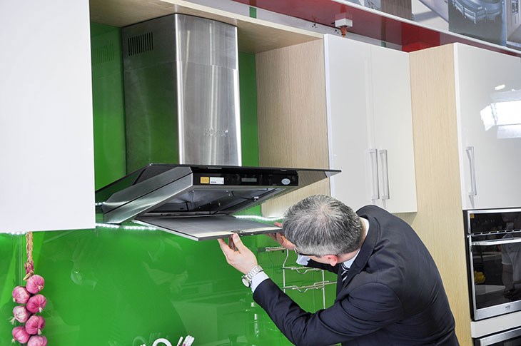 Kiểm tra máy hút mùi trước khi sử dụng để đảm bảo máy không bị hư hỏng và vận hành bình thường