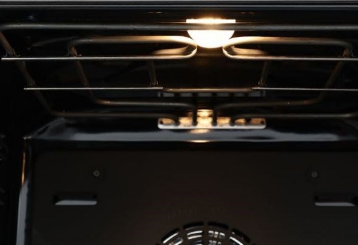 Lò nướng âm Bosch HBF113BR0A 66 lít có trang bị thêm đèn chiếu sáng, giúp bạn quan sát tốt bên trong khoang lò