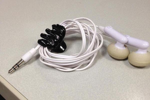 Dùng kẹp tóc cố định dây đeo tai phone