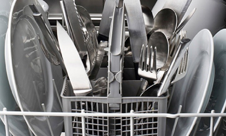 Không nên cho dao hay các vật sắc nhọn vào máy rửa chén Không nên cho dao hay các vật sắc nhọn vào máy rửa chén