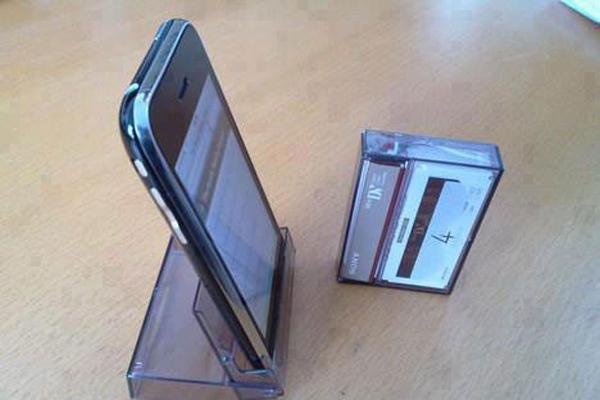 Vỏ băng cát-sét cũ có thể cố định Smart Phone