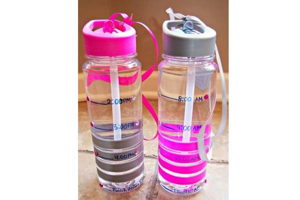 Đánh dấu thời gian biểu lên trên bình nước