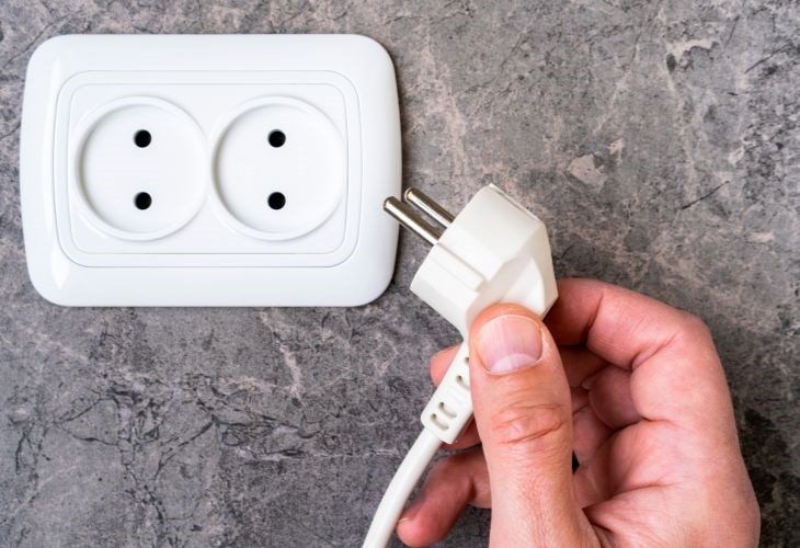 Bạn cần phải rút dây điện trước khi vệ sinh bếp để tránh bị bỏng