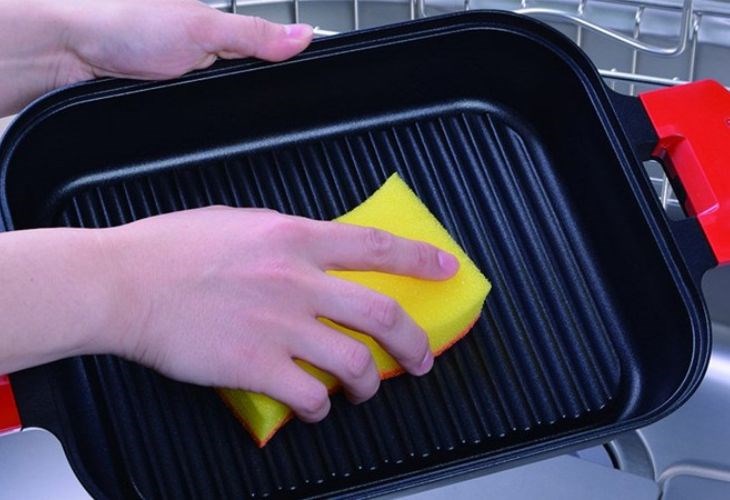 Dùng mút mềm để vệ sinh để tránh trầy xước cho bếp nướng điện nhé!