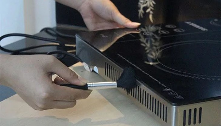 Dùng cọ mềm để lấy đi bụi bẩn bám xung quanh thành bếp, các khe thông gió và quạt làm mát Dùng cọ mềm để lấy đi bụi bẩn bám xung quanh thành bếp, các khe thông gió và quạt làm mát