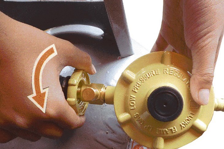 Mở van gas để đảm bảo rằng bếp không bị nghẹt