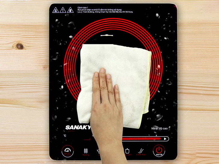 Vệ sinh bếp hồng ngoại Sanaky SNK2102HG thường xuyên để gia tăng độ bền cho bếp Vệ sinh bếp hồng ngoại Sanaky SNK2102HG thường xuyên để gia tăng độ bền cho bếp