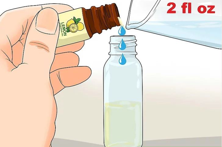 Trộn một dung dịch nước và tinh dầu chanh trong một bình xịt nhỏ Trộn một dung dịch nước và tinh dầu chanh trong một bình xịt nhỏ