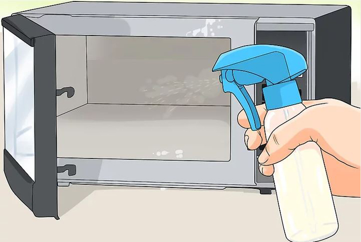 Xịt vào bên trong lò vi sóng với dung dịch vừa chuẩn bị Xịt vào bên trong lò vi sóng với dung dịch vừa chuẩn bị