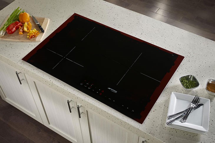 Bếp từ 3 vùng nấu lắp âm Smeg SI5632D (536.64.091) hoạt động theo nguyên lý từ trường, biến điện năng thành nhiệt năng để làm chín thức ăn