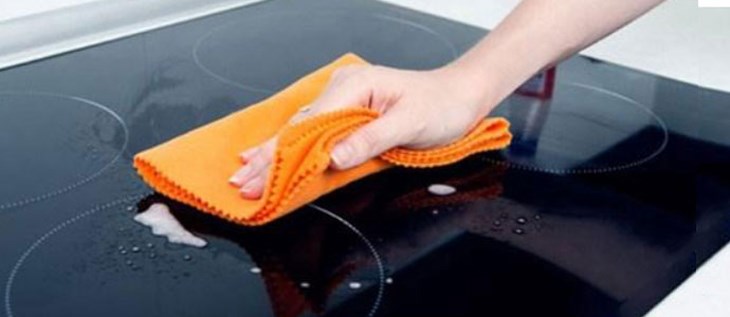 Lau các vị trí vết bẩn bám lâu ngày hoặc vết cháy khét bằng khăn mềm và nước tẩy rửa bếp chuyên dụng Lau các vị trí vết bẩn bám lâu ngày hoặc vết cháy khét bằng khăn mềm và nước tẩy rửa bếp chuyên dụng