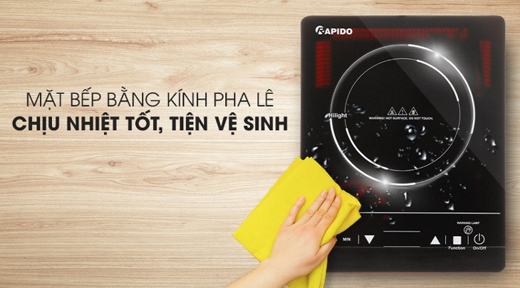 Mặt bếp hồng ngoại Rapido RC2000ES làm bằng kính pha lê bóng sáng, chịu nhiệt tốt và dễ vệ sinh khi bị bám bẩn
