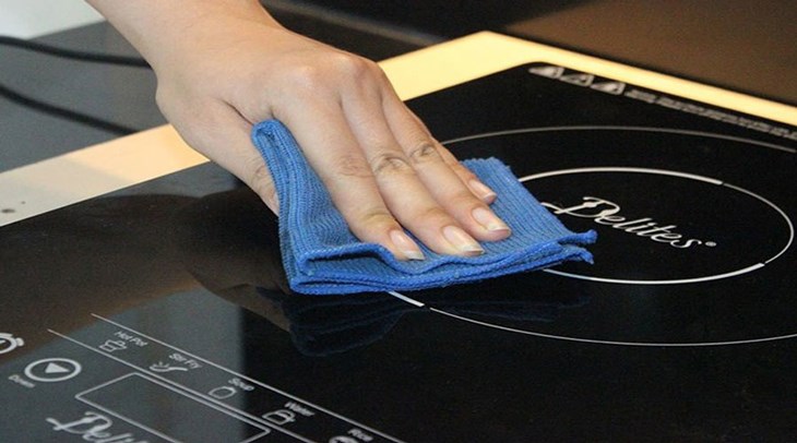 Dùng khăn khô lau lại bếp Dùng khăn khô lau lại bếp