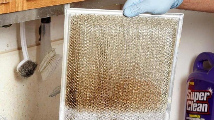 Vệ sinh lưới lọc bằng dung dịch tẩy rửa giúp tiết kiệm thời gian và đơn giản các thao tác hơn