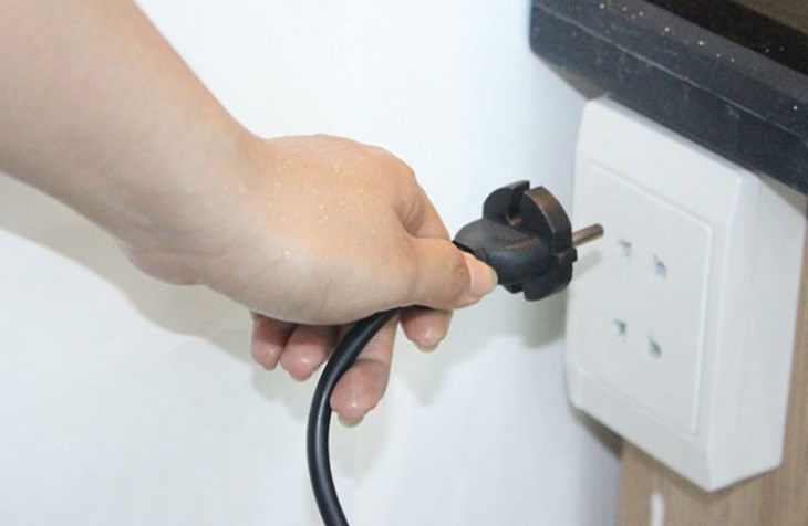 Cung cấp nguồn điện có giá trị điện áp phù hợp cho bếp hồng ngoại để tránh gây lỗi E2