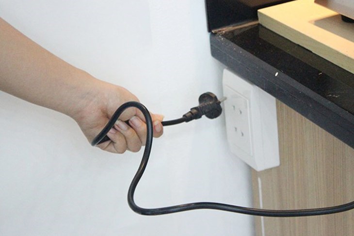 Rút phích cắm và chờ bếp nguội hoàn toàn trước khi vệ sinh để đảm bảo an toàn cho bạn và tránh làm hỏng bếp