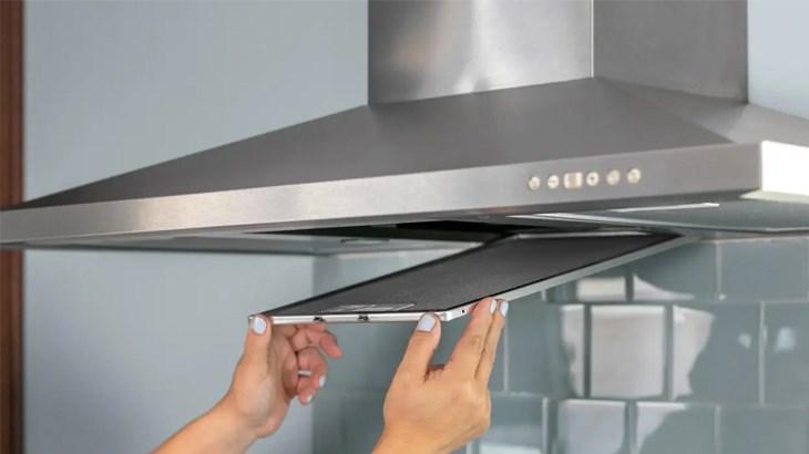 Bạn nên vệ sinh lưới lọc thường xuyên và định kỳ 2 tháng/lần để máy hút mùi đạt hiểu quả và tăng tuổi thọ máy