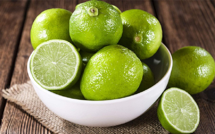 Dùng nước cốt chanh và nước ấm