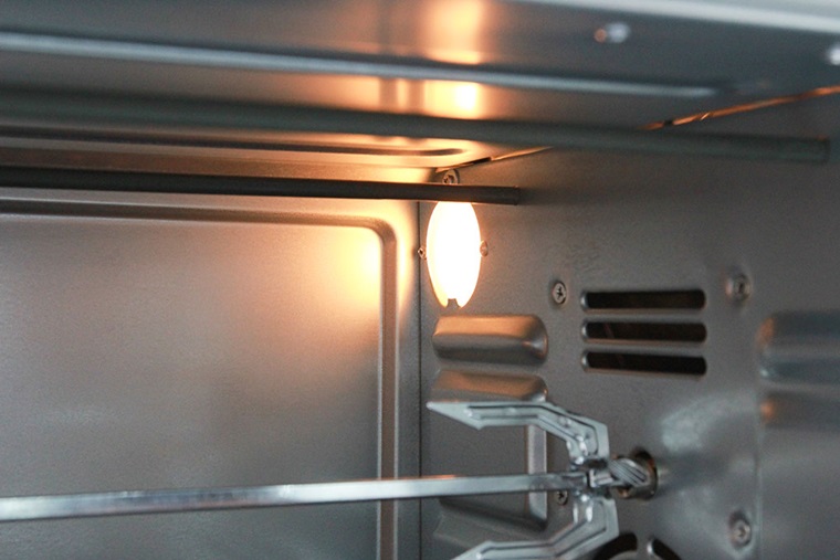 Đèn trong khoang lò không phát sáng có thể là do đèn bị hỏng và cần được thay mới