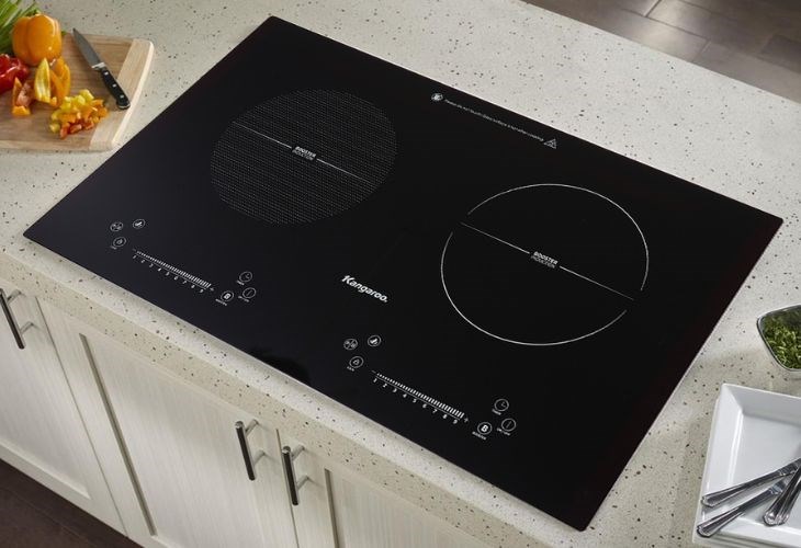 Bạn nên đặt nồi, chảo ngay giữa vùng nấu của bếp từ đôi lắp âm Kangaroo KG855i, để có hiệu quả truyền nhiệt tốt nhất