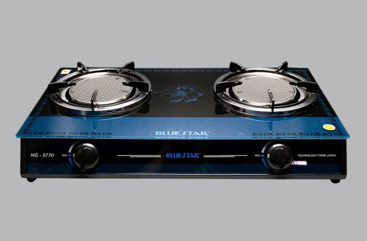 Bếp gas hồng ngoại Bluestar sở hữu mặt kính cường lực có khả năng chịu nhiệt, chịu lực cao, dễ dàng vệ sinh.