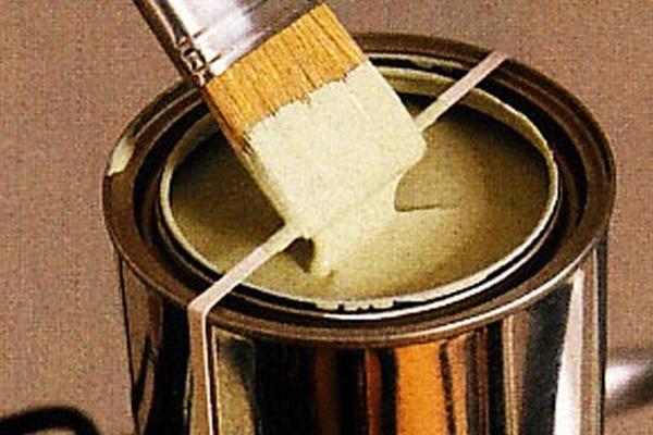 Gạt cọ vào dây chun giữa hộp sơn