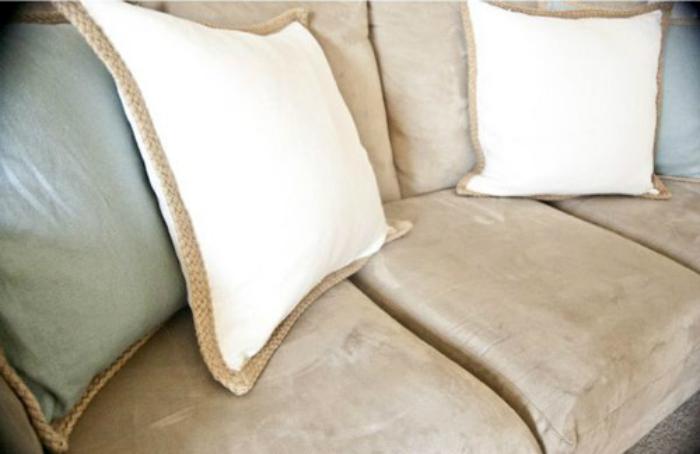 Dùng bọt biển tẩm cồn để lau chùi ghế sofa