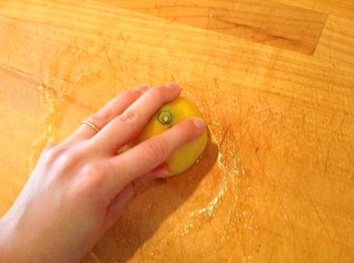 Làm sạch thớt gỗ với chanh