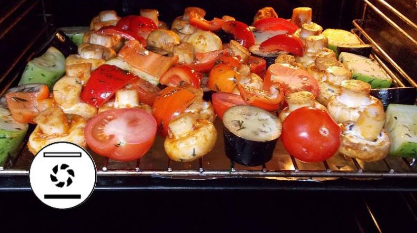 Bạn có thể sử dụng chế độ nướng dưới kết hợp quạt để nướng rau củ, thịt