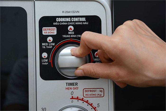 Công suất vi sóng luôn chọn khoảng 50-70%, trong 5 phút