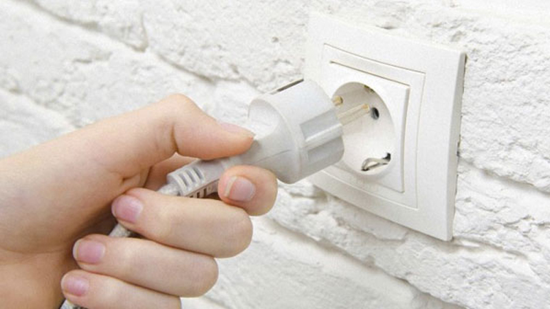 Rút điện ra khi thao tác chùi rửa bên trong lò