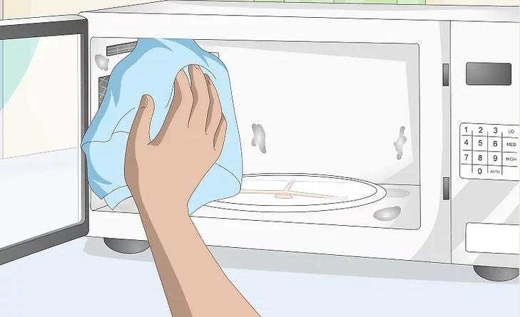 Lau sạch ngay khi bên trong lò còn hơi nóng