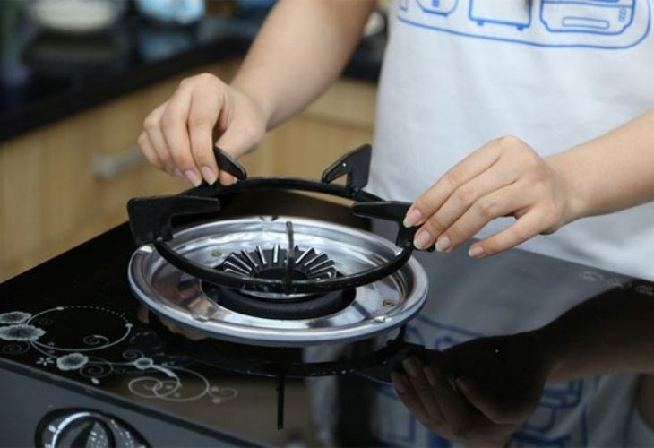 Lau khô và lắp lại kiềng trở lại bếp ga đôi Sunhouse SHB3365 sau khi đã vệ sinh xong